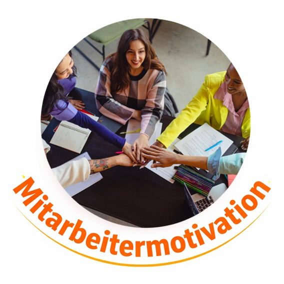 Workshop und Verkaufstraining mit Freude. Ein Team von Mitarbeiter reicht sich die Hände- das steht für Freude im Workshop über Zusatzverkauf.