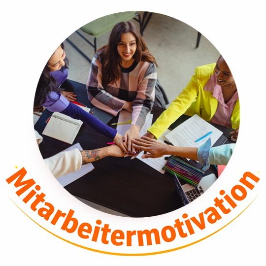 Ein Team von Mitarbeiter reicht sich die Hände- das steht für  Freude im Workshop über Zusatzverkauf.